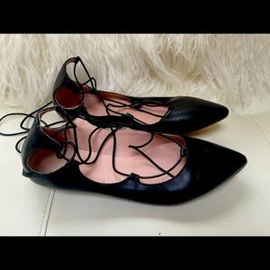 SUMMIT
Lace up pointed ballerinas with criss cross